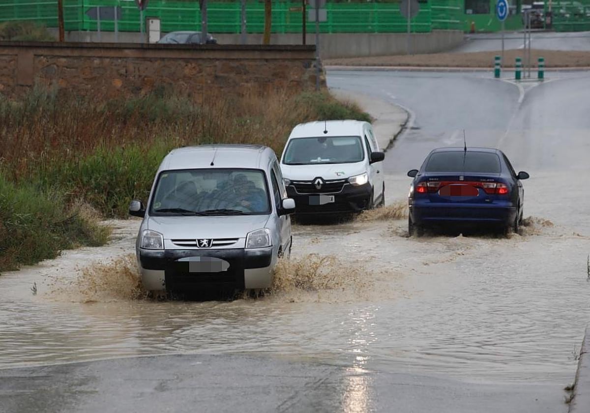 Vehículos atraviesan el cauce del río Guadalentín junto al Huerto de la Rueda, donde se acumulaba el agua.