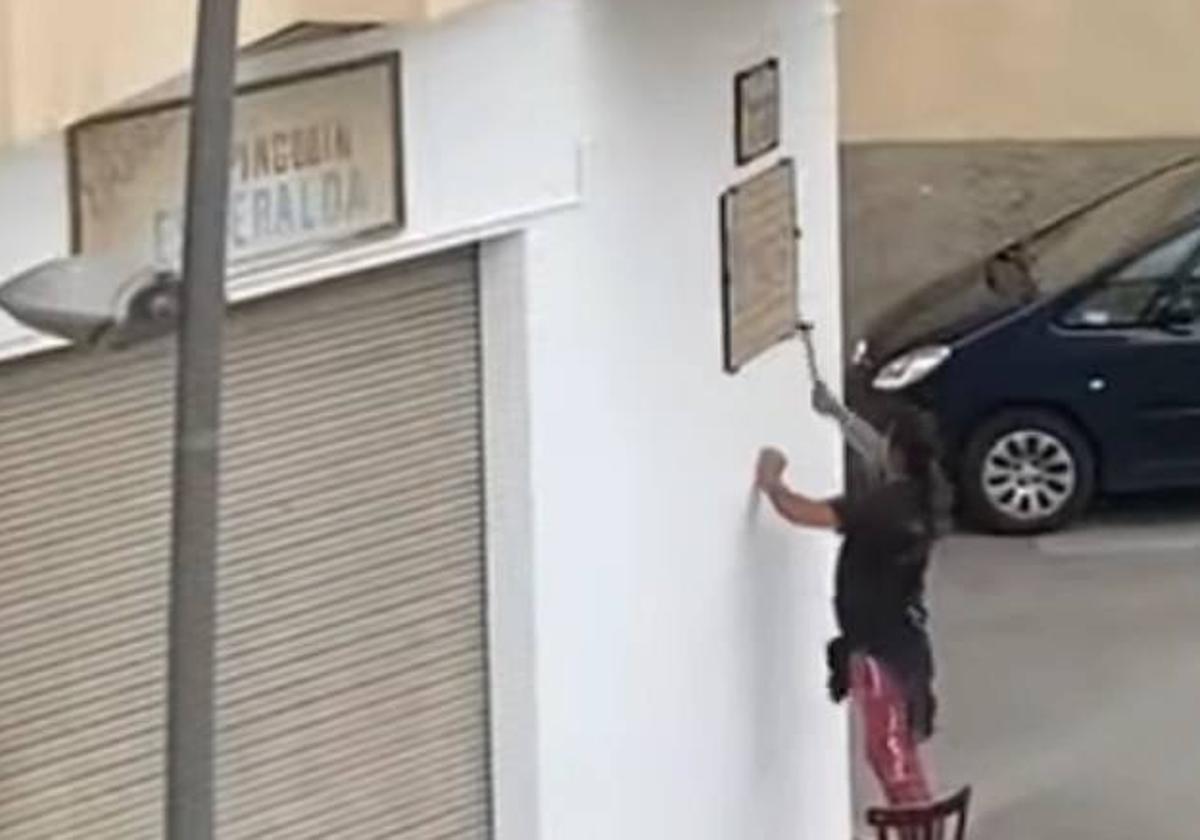 Identifican a un vecino por dañar con un martillo el mural de homenaje a Calañés en Cehegín