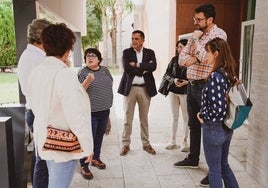 Ginés Ruiz Maciá (derecha) escucha a varios vecinos en compañía del alcalde y candidato socialista a la alcaldía, José Antonio Serrano.