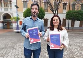 Víctor Egío y Carmen Sonia Martínez posan con el programa electoral de Podemos-IU-Alianza Verde