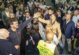 Abascal saluda a compañeros de partido este martes por la tarde en El Batel de Cartagena