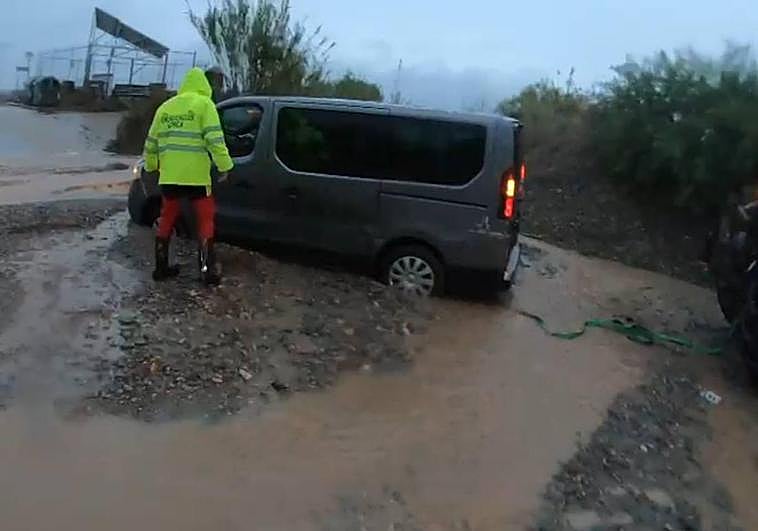 Imagen del rescate de uno de los vehículos en Lorca.