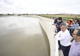 López Miras y Juan María Vázquez observan este martes el agua retenida en el tanque de tormentas.
