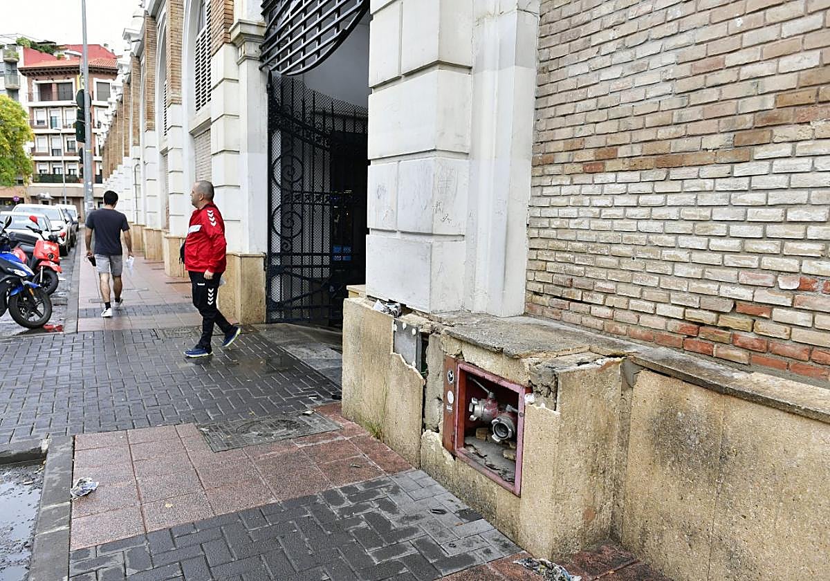 Desperfectos en una de las puertas de entrada del mercado de Verónicas, que presenta, entre otros, un problema de humedades.