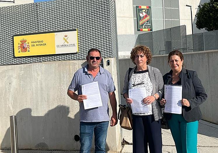 La alcaldesa de Bigastro, Teresa Belmonte (en el centro), presenta una denuncia por difamación ante la Guardia Civil.