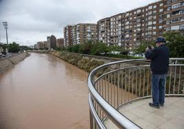 Un hombre fotografía la rambla de Benipila, este martes.