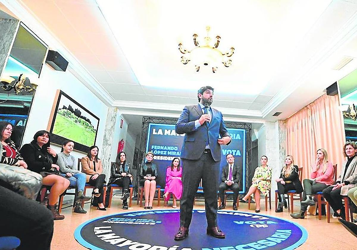 El presidente y candidato de PP, durante un acto con mujeres en Yecla.