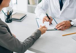 Una paciente en la consulta del médico.