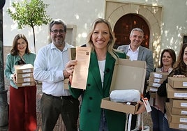 María José Ros enseña un monedero hecho con la lona, este miércoles en Murcia