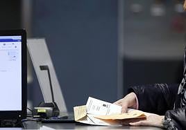 Una ciudadana solicita su voto por correo.