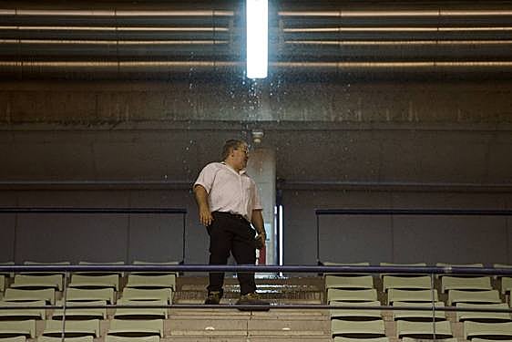 La lluvia entró en abril por las compuertas abiertas en el techo para airear el pabellón deportivo.