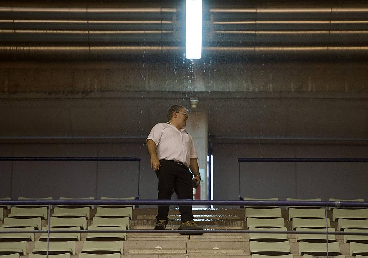 La lluvia entró en abril por las compuertas abiertas en el techo para airear el pabellón deportivo.