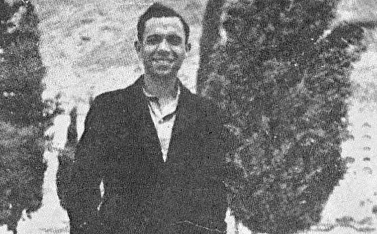 Imagen - En su tierra natal. Fotografía del archivo del poeta Miguel Hernández en su pueblo, Orihuela, con esparteñas.