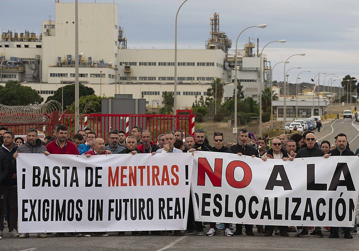 Trabajadores de Sabic en una concentración, en diciembre, por el actual ERTE.