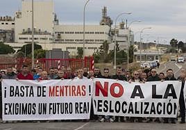 Trabajadores de Sabic en una concentración, en diciembre, por el actual ERTE.
