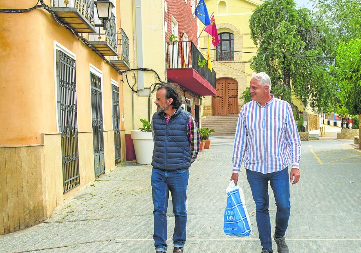 Jesús García (d), alcalde de Albudeite, ayer junto a un vecino, a la salida del Consistorio.