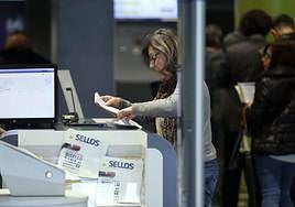 Una mujer deposita su voto por correo, en una imagen de archivo.