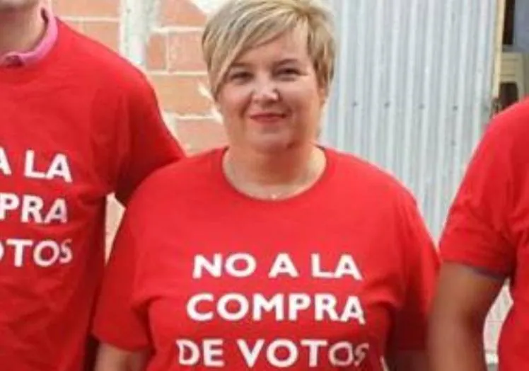 Isabel D. Peñalver, candidata a la alcaldía de Albudeite, con una camiseta con el mensaje: 'No a la compra de votos'.