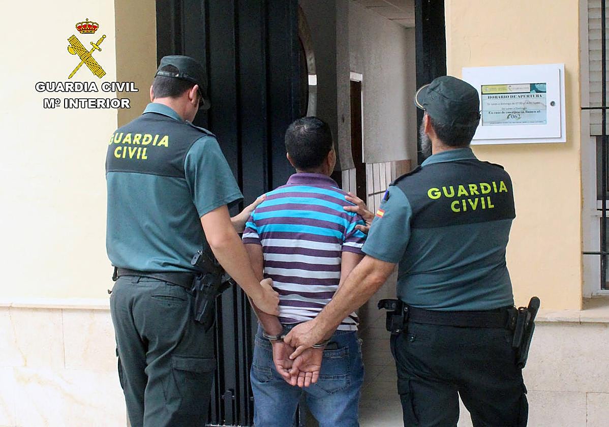 Imagen del momento en el que el sospechoso fue detenido.