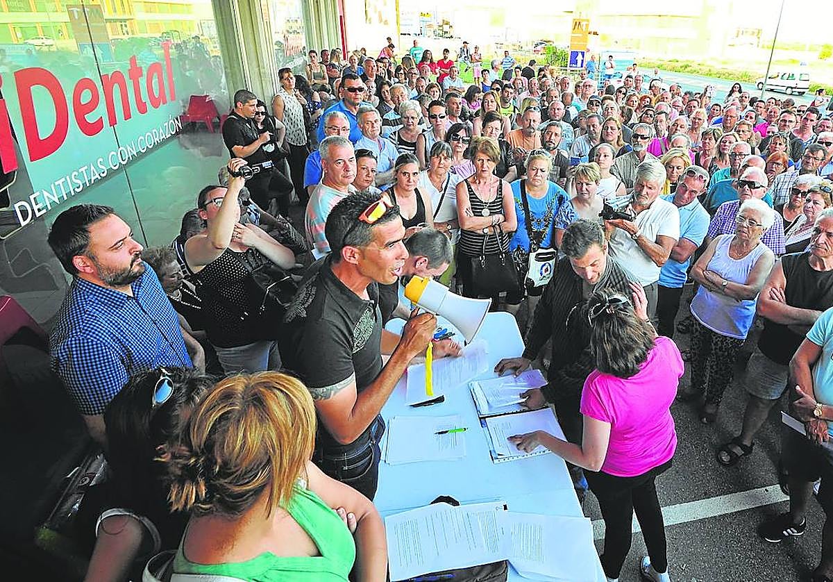 Protesta de afectados ante uno de los establecimientos de iDental, situado en la pedanía murciana de Cobatillas, en junio de 2018.