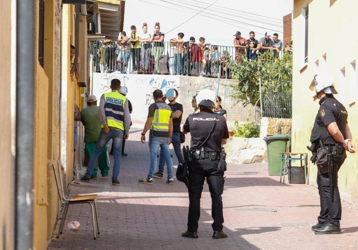 Agentes de la Policía Nacional realizan una redada en el barrio de San Pedro en busca de más implicados en el crimen de Lorca.