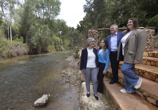 The socialist candidate, José Vélez, walks with his family along the river in Calasparra.