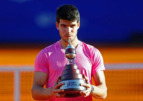 Imagen secundaria 1 - Carlos Alcaraz en Barcelona el pasado 23 de abril; en Buenos Aires el 19 de febrero; y en Indian Wells el pasado 19 de marzo. 