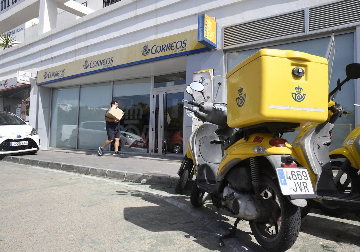 Un empleado entra en una oficina de Correos.