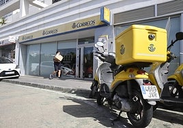 Un empleado entra en una oficina de Correos.