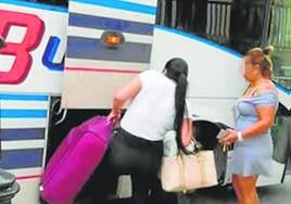 La cabecilla del clan (d) con una de sus víctimas tras llegar a España.