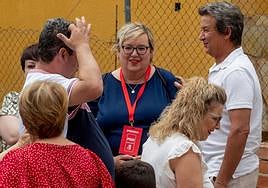 La candidata del PSOE a la alcaldía de Albudeite, Isabel Peñalver (centro), acompañada por compañeros de su partido, este domingo en la puerta del único colegio electoral que hay en el municipio.