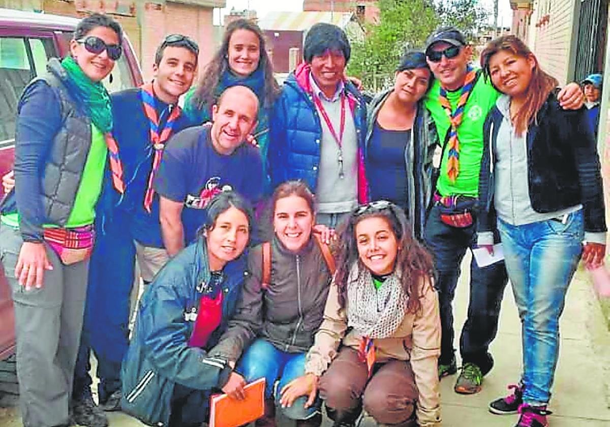 Representantes del grupo scout y de la fundación boliviana.