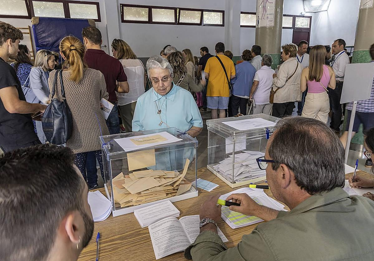 Varias personas votan en un colegio electoral de Cartagena, este domingo.