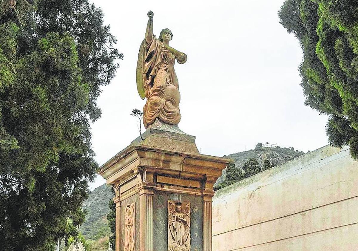 Una mujer pasa junto al sepulcro de la familia Martínez de la Peña.