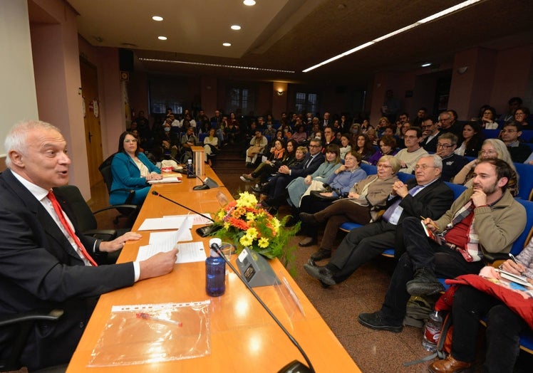 Nuccio Ordine, junto a la profesora Carmen Pujante, en el Hemiciclo de la Facultad de Letras de la Universidad de Murcia el 18 de enero de 2023.