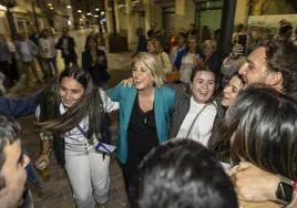 Noelia Arroyo, en el centro, baila con jóvenes del PP este domingo por la noche, a su llegada a la sede de campaña para celebrar su victoria.