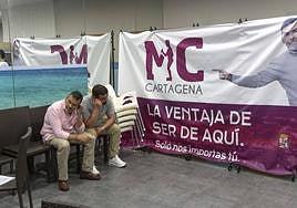 El líder de MC, José López, decepcionado, junto a uno de sus nuevos concejales electos de Cartagena, Juan José López.