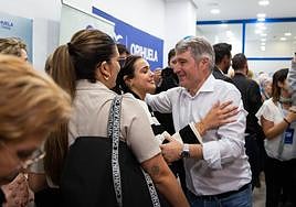 Pepe Vegara abraza a todos los simpatizantes que acudieron a la fiesta en la sede de los populares, en la avenida de España.