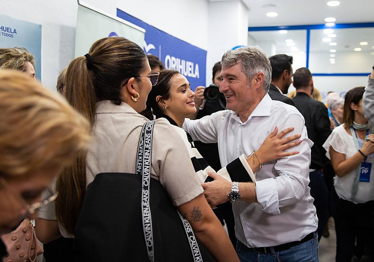 Pepe Vegara abraza a todos los simpatizantes que acudieron a la fiesta en la sede de los populares, en la avenida de España.