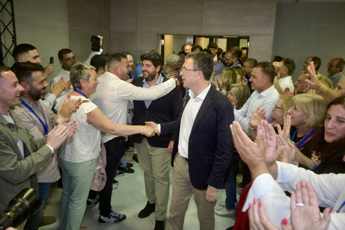 El candidato popular a la alcaldía de Murcia, José Ballesta, junto a Fernando López Miras, este domingo, celebra su victoria en las elecciones municipales.