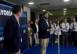 López Miras se dirige a los simpatizantes del PP en la noche del pasado domingo.