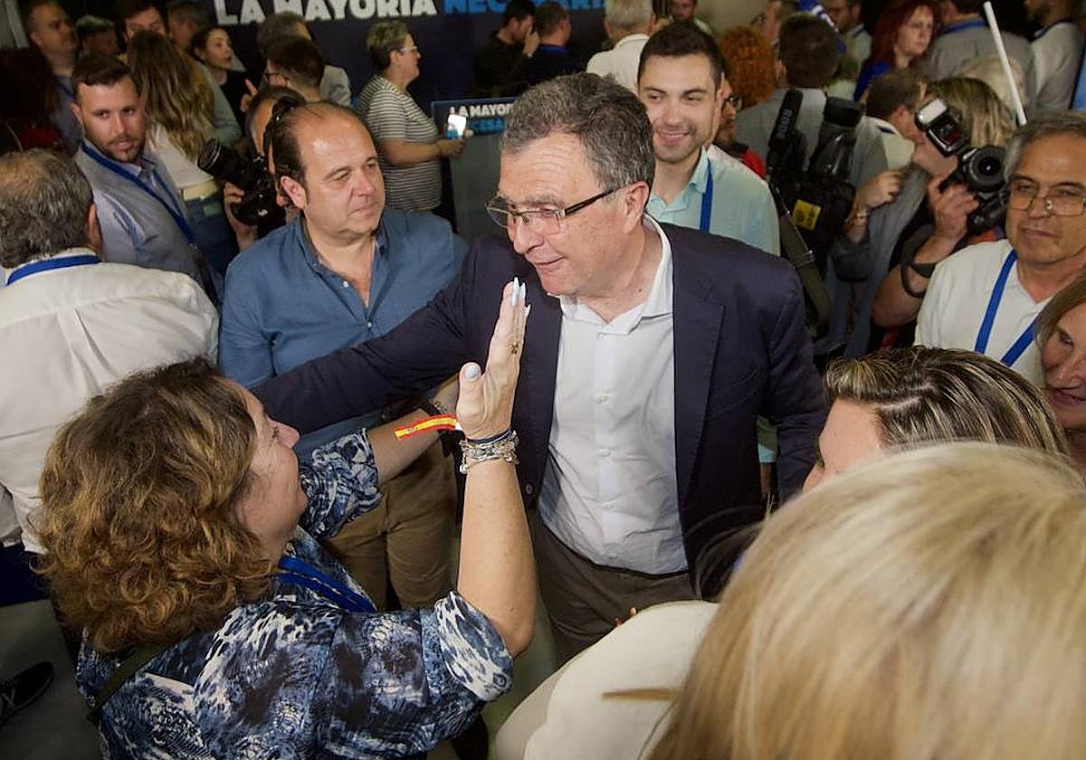 El candidato popular a la alcaldía de Murcia, José Ballesta, celebra la mayoría absoluta con afiliados y simpatizantes este domingo.