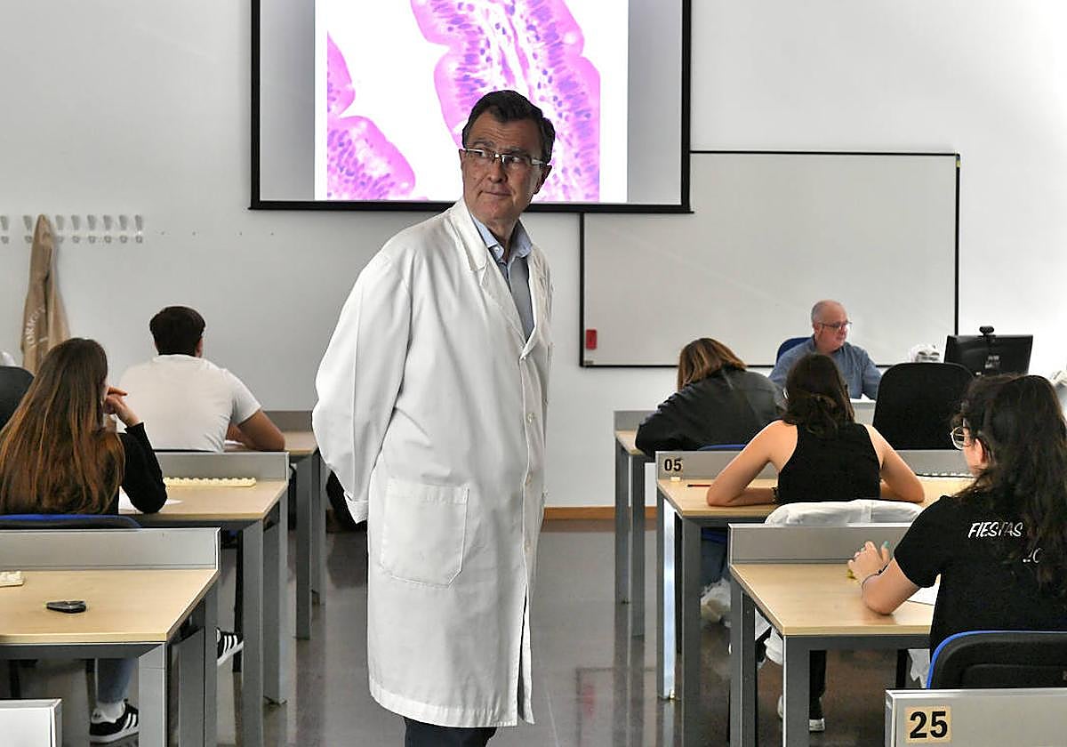 José Ballesta, este lunes, examinando a sus alumnos en el Campus de la Salud.