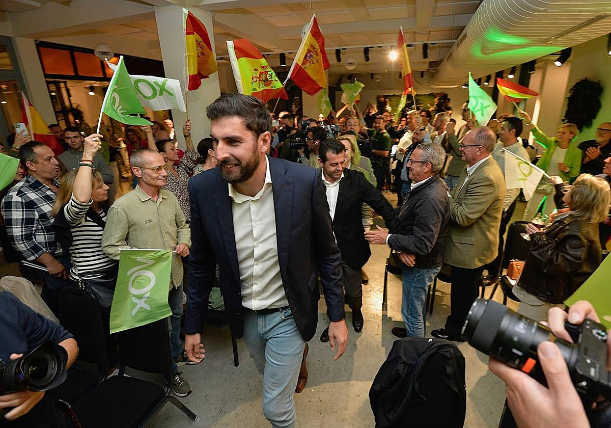 José Ángel Antelo avanza entre los vítores de los militantes que se acercaron a la fiesta de celebración de Vox, este domingo.