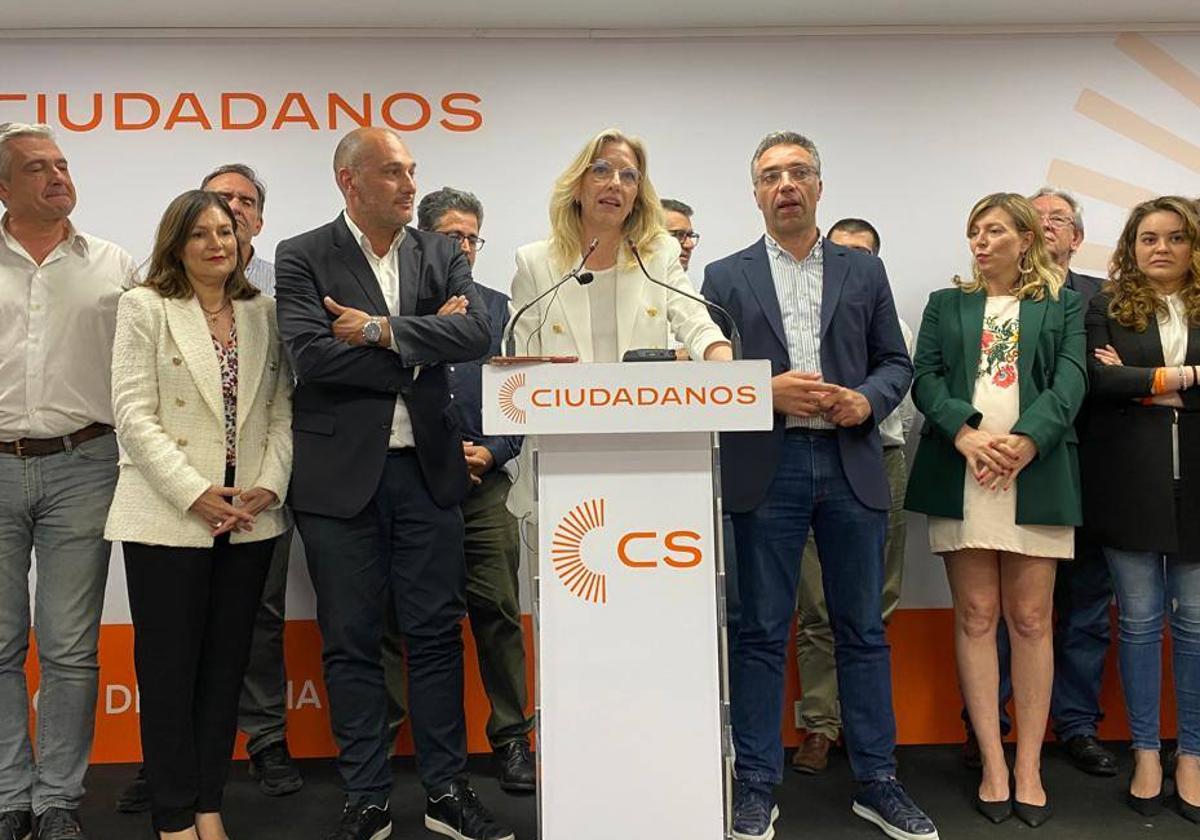 María José Ros y su equipo, este domingo, tras conocer el resultado de las elecciones.