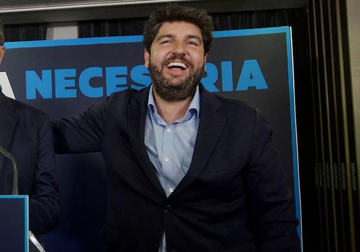 López Miras, este domingo por la noche, tras conocer su victoria en las elecciones autonómicas.