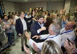López Miras se abraza con simpatizantes y colaboradores del PP, con Ballesta a su espalda, tras confirmarse su victoria electoral.