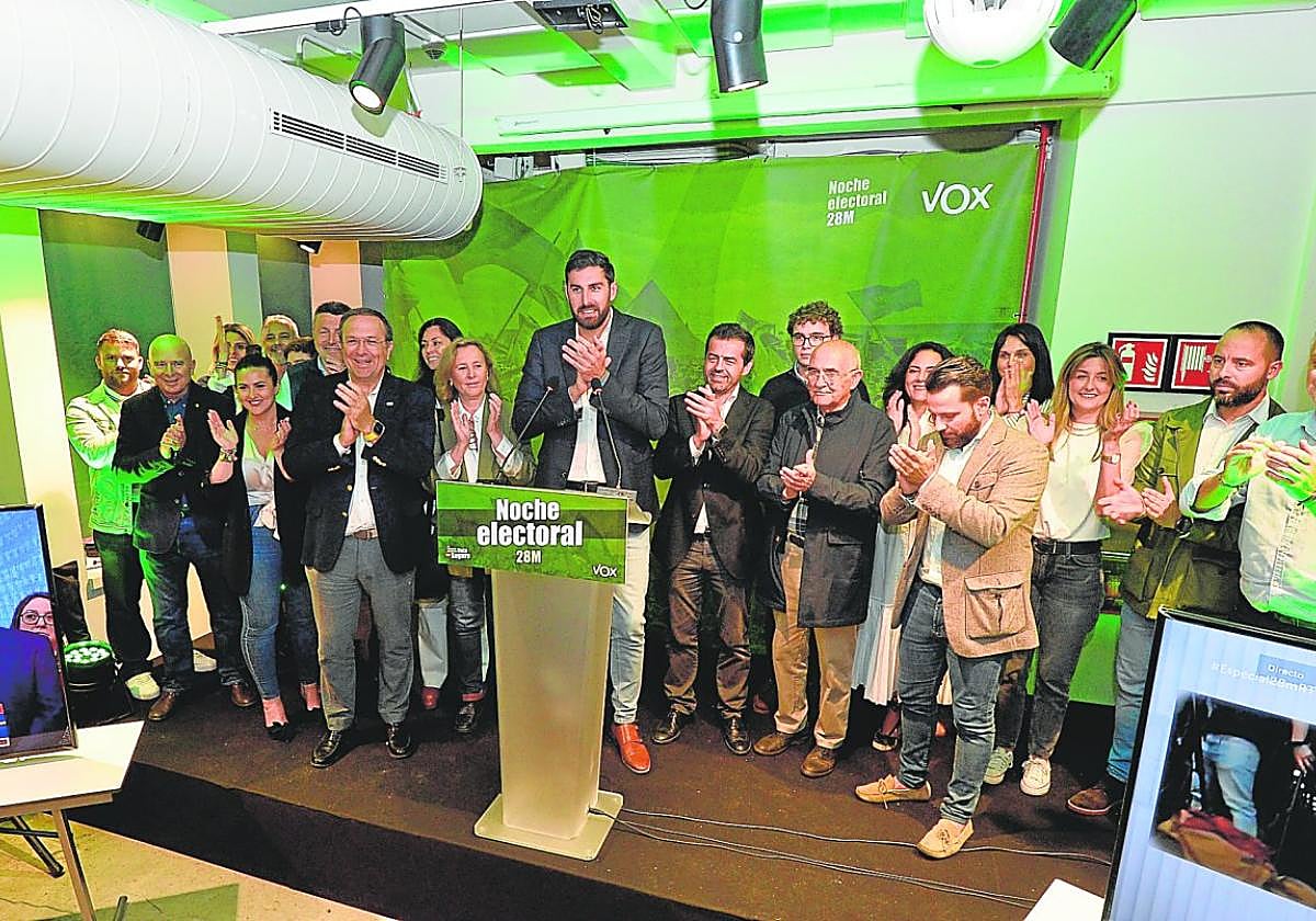 Luis Gestoso y José Ángel Antelo, en primer término, junto al resto de candidatos de Vox, en su comparecencia en la noche electoral del domingo, en Murcia.