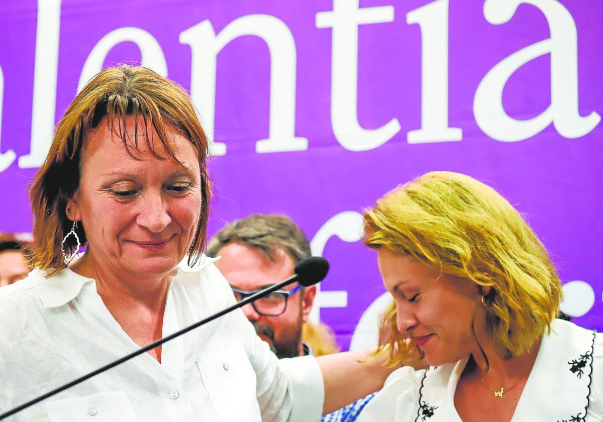 Las candidatas a la presidencia, María Marín, y a la alcaldía de Murcia, Elvira Medina, durante la noche electoral.