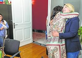 Una funcionaria municipal felicita efusivamente a Noelia Arroyo, ayer, a su llegada a la alcaldía, en el Palacio Consistorial de Cartagena.